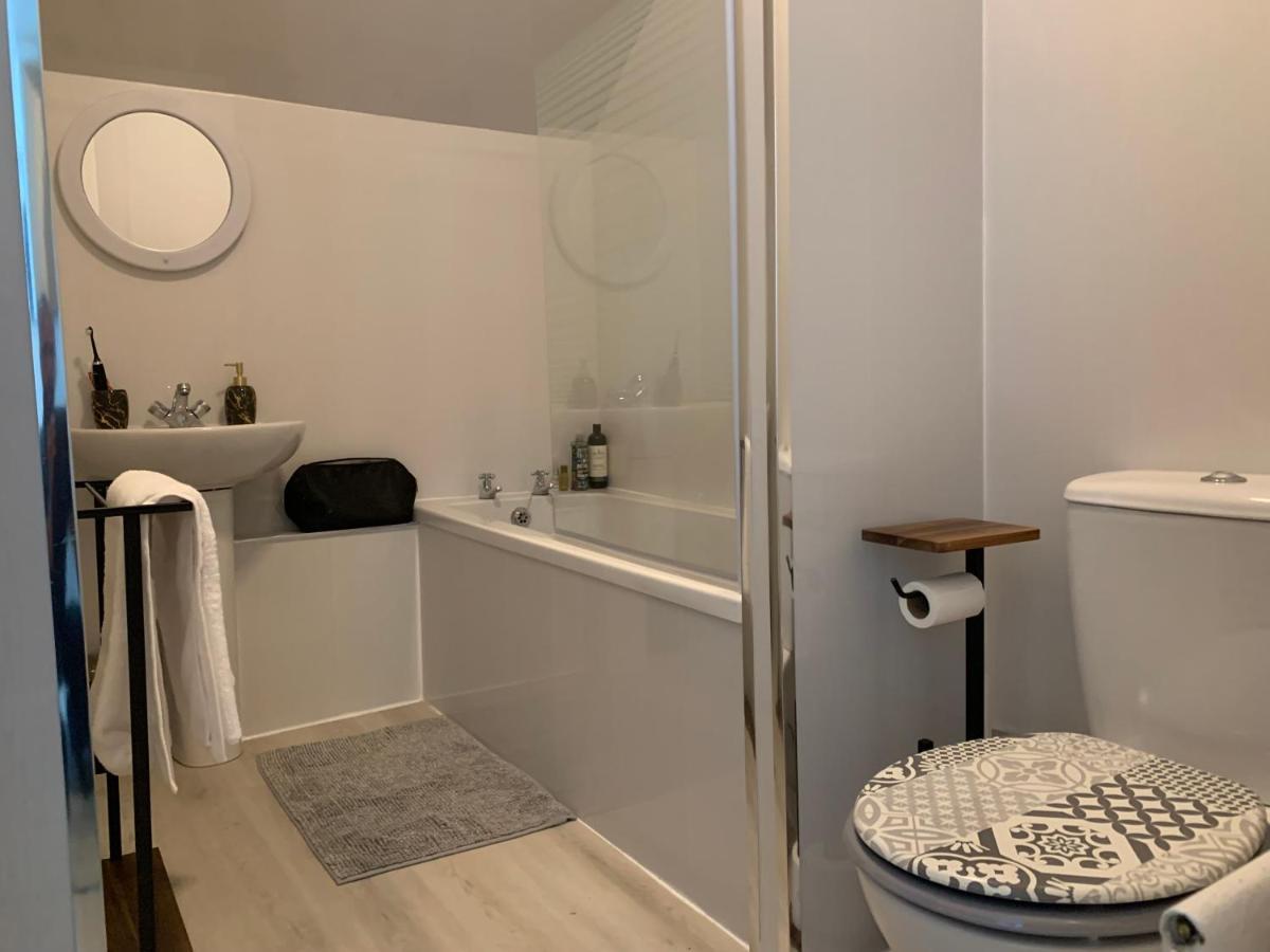 Lovely 2 Bedroom Apartment In Central Location グリーノック エクステリア 写真